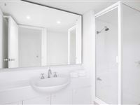 2 Bedroom Apartment Bathroom-BreakFree Adelaide